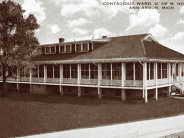 picture of building in black and white