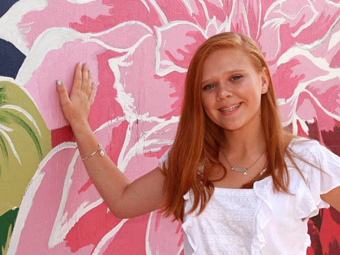 Little girl meeting cinderella